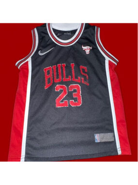 Nike Chicago Bulls Michael Jordan youth boys size 10 black red jersey "23"
